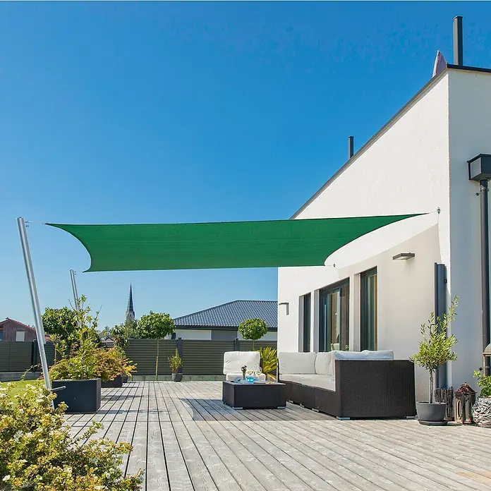 Windhager Sonnensegel Capri - L x B: 4 x 5 m, Olive, Rechteckig - Sonnensegel über einer Terrasse mit Gartenmöbeln und Pflanzen. Das grüne Segel spendet Schatten und schützt vor Sonne.