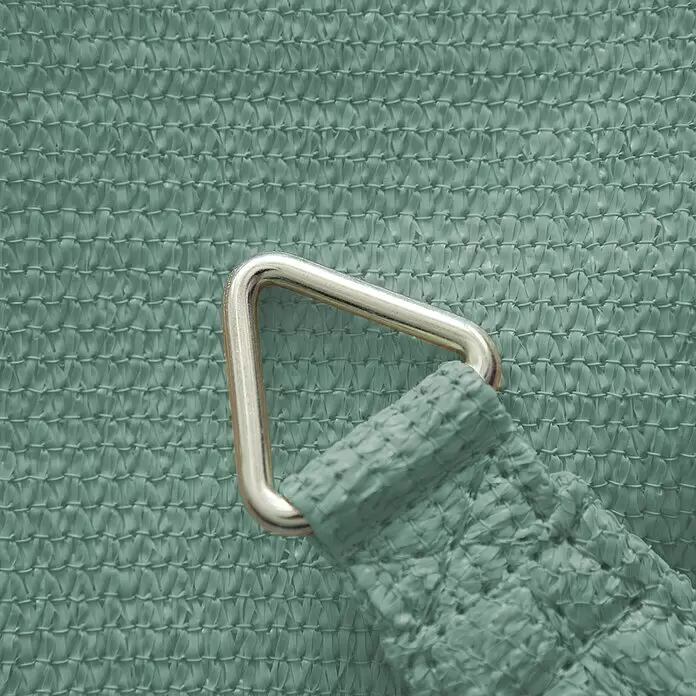 Windhager Sonnensegel Capri - L x B: 5 x 5 m, Olive, Dreieckig - Nahaufnahme von grünem, gewebtem Sonnenschutzgewebe mit einem silbernen D-Ring zum Aufhängen.