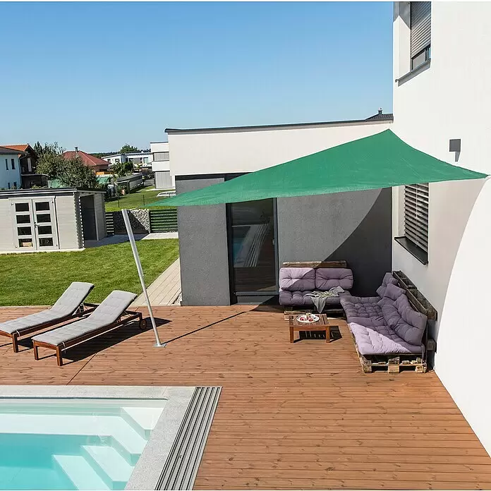 Windhager Sonnensegel Capri - L x B: 5 x 5 m, Olive, Dreieckig - Grünes Sonnensegel spendet Schatten über einer modernen Terrasse mit Holzdeck, Sitzgelegenheiten und Swimmingpool.