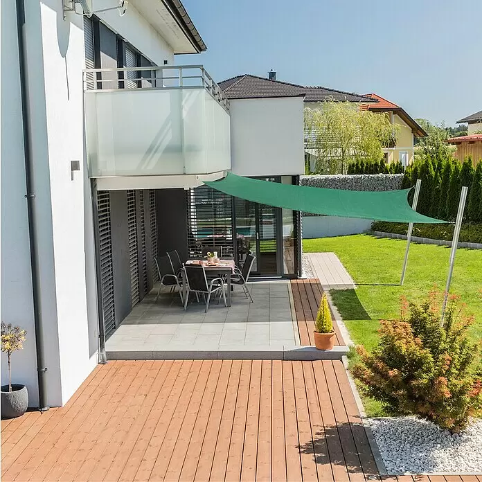 Windhager Sonnensegel Capri - L x B: 5 x 5 m, Quadratisch, Olive - Grünes Sonnensegel spendet Schatten über einer modernen Terrasse mit Essbereich, befestigt am Haus und gestützt von zwei Stangen auf dem Rasen.