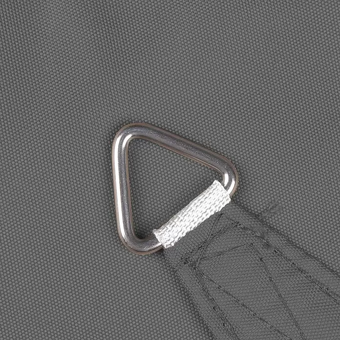 Windhager Sonnensegel Cannes - L x B: 5 x 5 m, Anthrazit, Dreieckig - Grauer Stoff mit einem silbernen dreieckigen D-Ring-Befestigungspunkt, gesichert durch eine weiße Gewebeschlaufe.