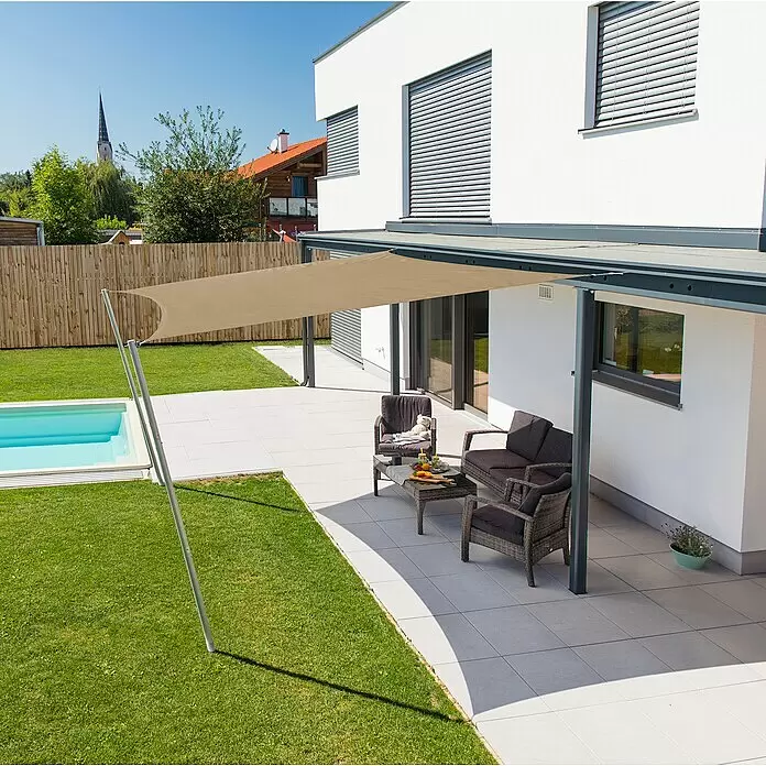 Windhager Sonnensegel - Taupe, B x L: 3 x 3 m - Beiges Sonnensegel überspannt moderne Terrasse mit Outdoor-Möbeln und Pool.