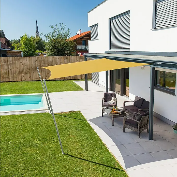 Windhager Sonnensegel - Gelb, B x L: 3 x 3 m - Sonnensegel über einer Terrasse mit Gartenmöbeln und Pool. Das Segel bietet Schatten und Schutz vor Sonne auf der Terrasse.