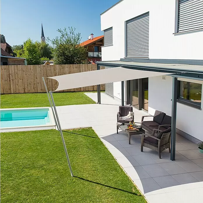 Windhager Sonnensegel - Grau, B x L: 5 x 5 m - Moderner Patio mit Sonnensegel spendet Schatten über dunklen Gartenmöbeln neben Haus und Pool.