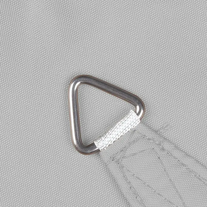 Windhager Sonnensegel Cannes - L x B: 5 x 5 m, Grau, Dreieckig - Nahaufnahme eines dreieckigen Metallrings, befestigt an einem hellgrauen Stoffstück, möglicherweise Teil eines Sonnensegels.