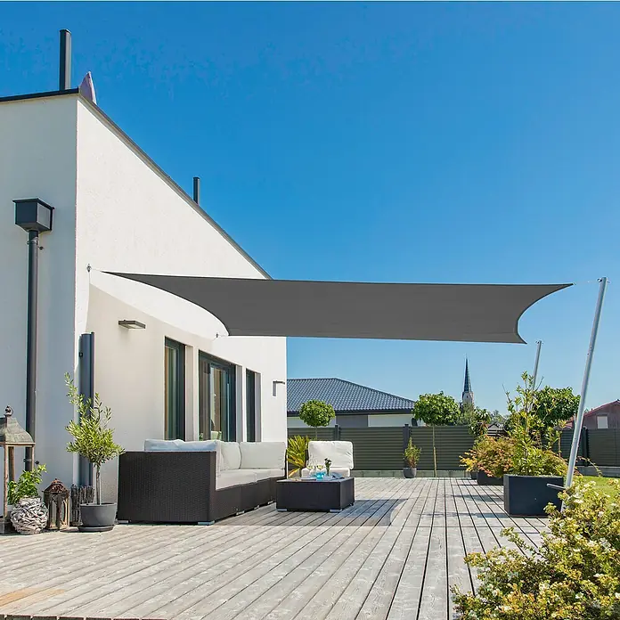 Windhager Sonnensegel - Anthrazit, B x L: 5 x 4 m - Graues Sonnensegel, das Schatten auf eine Holzterrasse wirft, die mit Gartenmöbeln und Pflanzen geschmückt ist, an einem sonnigen Tag.
