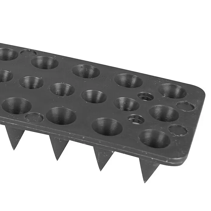Windhager Schädlingsbekämpfung - Außen, L x B x H: 48 cm x 4,3 cm x 1 mm - Schwarze Kunststoffmatte mit Spikes und runden Löchern zur Rasenbelüftung.