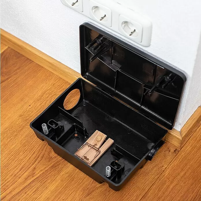 Windhager Mäuseköderbox 2 in 1 - Kunststoff - Offene schwarze Köderstation mit Holzschnappfalle darin.