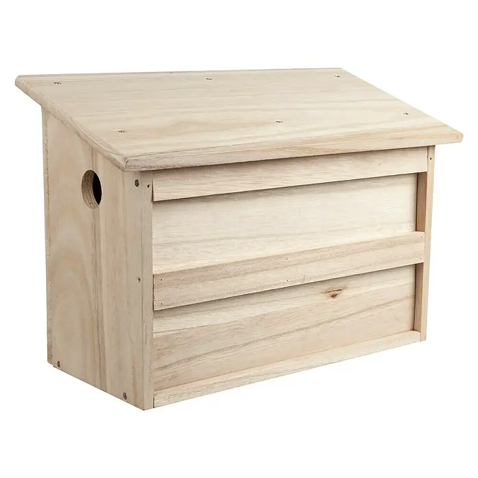 Windhager Nistkasten Twinhouse Sparrow - 18 x 38 x 26 cm, Natur, Holz - Ein hölzernes Fledermaushaus mit geneigtem Dach und zwei horizontalen Schlitzen auf der Vorderseite. Natürliches, unbehandeltes Holz und ein kreisförmiges Eingangsloch.