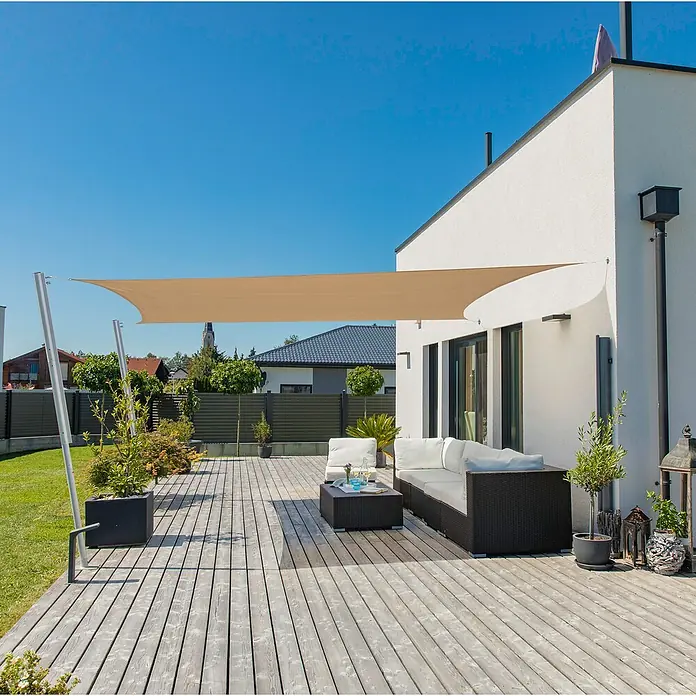 Windhager Sonnensegel Capri - L x B: 4 x 5 m, Schilf, Rechteckig - Eine stilvolle Terrassengestaltung mit Sonnensegel, modernen Möbeln und üppigen Pflanzen, die eine entspannende Atmosphäre im Freien schafft.