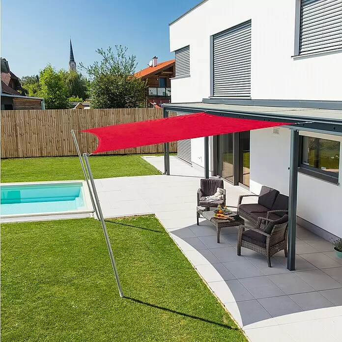 Windhager Sonnensegel - Ziegelrot, B x L: 4 x 4 m - Rotes Sonnensegel spendet Schatten über einer modernen Terrasse mit Sitzgelegenheiten, gestützt von Metallstangen nahe einem Pool.