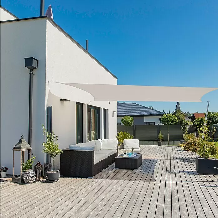 Windhager Sonnensegel - Grau, B x L: 5 x 4 m - Ein weißes, rechteckiges Sonnensegel spannt sich über eine moderne Terrasse und schützt einen Loungebereich vor der Sonne.
