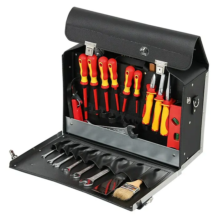 Hepco & Becker Werkzeugtasche Favorit 7120 - Innenmaß: B x T x H: 420 x 150 x 250 mm, Leder - Werkzeugkoffer aus schwarzem Leder, geöffnet, mit Werkzeugen wie Schraubendrehern, Schraubenschlüsseln und einer Bürste.