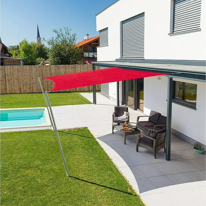Windhager Sonnensegel - Ziegelrot, B x L: 5 x 5 m - Terrassenbereich mit rotem Sonnensegel. Das Sonnensegel bietet Schatten für die Sitzgruppe und den Pool im Garten.