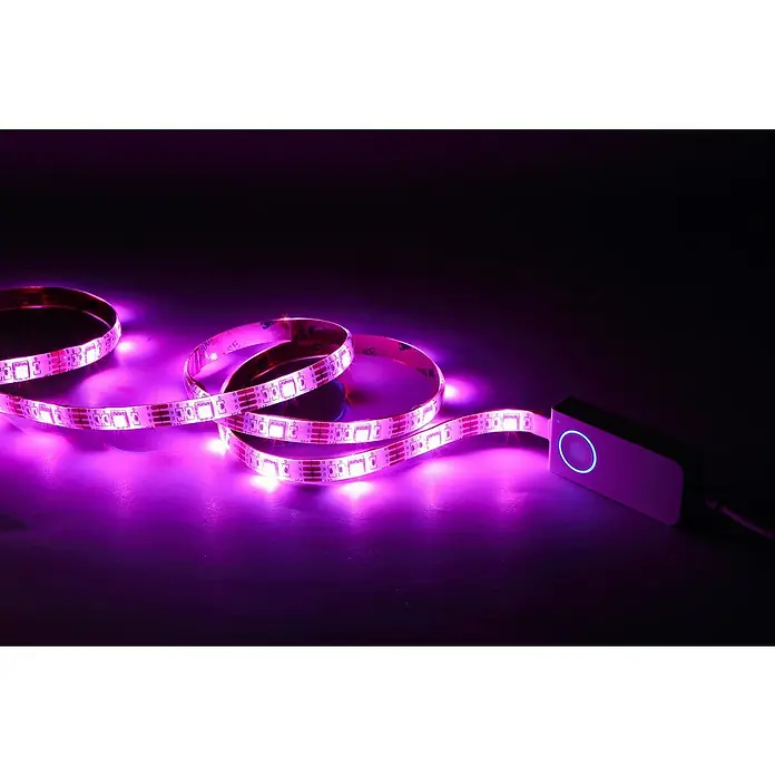 MegaLight Smart-LED-Band - Länge: 2 m, RGB, 10 W, 60 lm, 230 V - Nahaufnahme eines LED-Streifens mit violetter Beleuchtung und einem Steuergerät auf einer dunklen Oberfläche.
