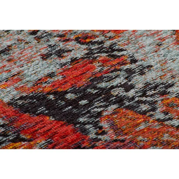 Kayoom Flachgewebeteppich Blaze - Braun/Multi, 170 x 115 cm, 74 % Polyester - Nahaufnahme eines Teppichs mit einem modernen Muster in Rot-, Schwarz- und Blautönen. Die Textur ist dicht und detailliert.