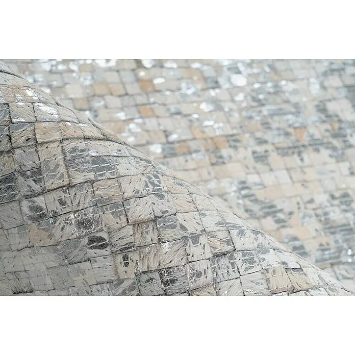 Kayoom Lederteppich Finish - Weiß, 290 x 200 cm, 100 % Leder - Detailaufnahme eines Rollteppichs mit quadratischem Mosaikmuster in Beige-, Grau- und Silbernuancen, das eine moderne und elegante Optik bietet.
