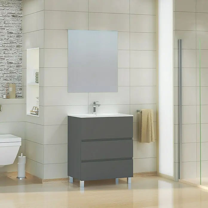 Conjunto de mueble de baño Patri - Gris seda, 3 pzs. - Baño moderno que muestra un elegante mueble de lavabo gris con tres cajones y un lavabo sobre encimera blanco.