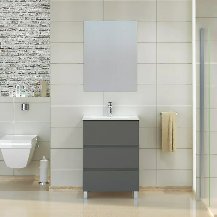 Artysan Mueble de lavabo Patri - 46 x 60 x 85 cm, Gris - Escena de baño con un mueble de lavabo gris con tres cajones, un lavabo blanco y un espejo cuadrado montado en la pared.