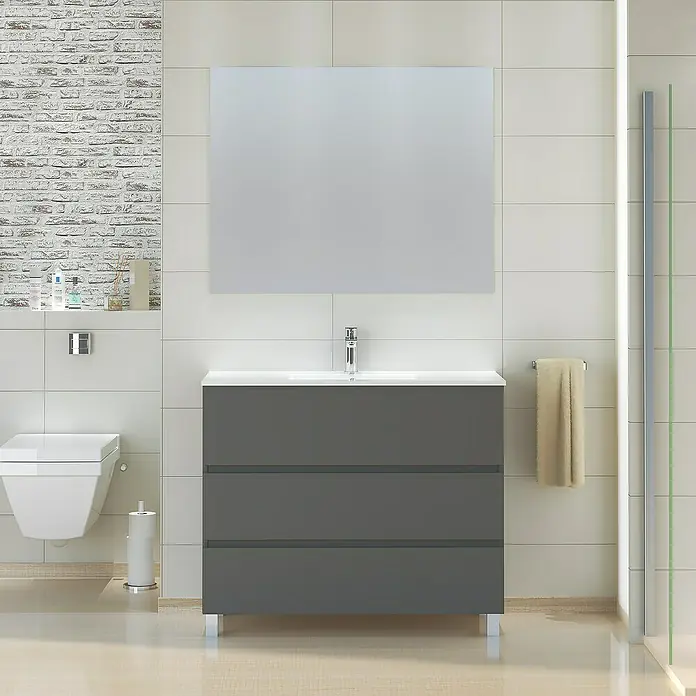 Conjunto de mueble de baño Patri - Ancho: 100 cm, Ancho total del mueble de baño: 100 cm, Gris seda, 3 pzs. - Imagen de un baño moderno con mueble de lavabo gris, espejo y retrete.