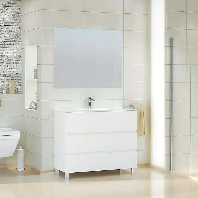 Conjunto de mueble de baño Patri - Blanco, 3 pzs. - Elegante interior de baño con un moderno tocador blanco con cajones y un gran espejo, destacando su diseño elegante.