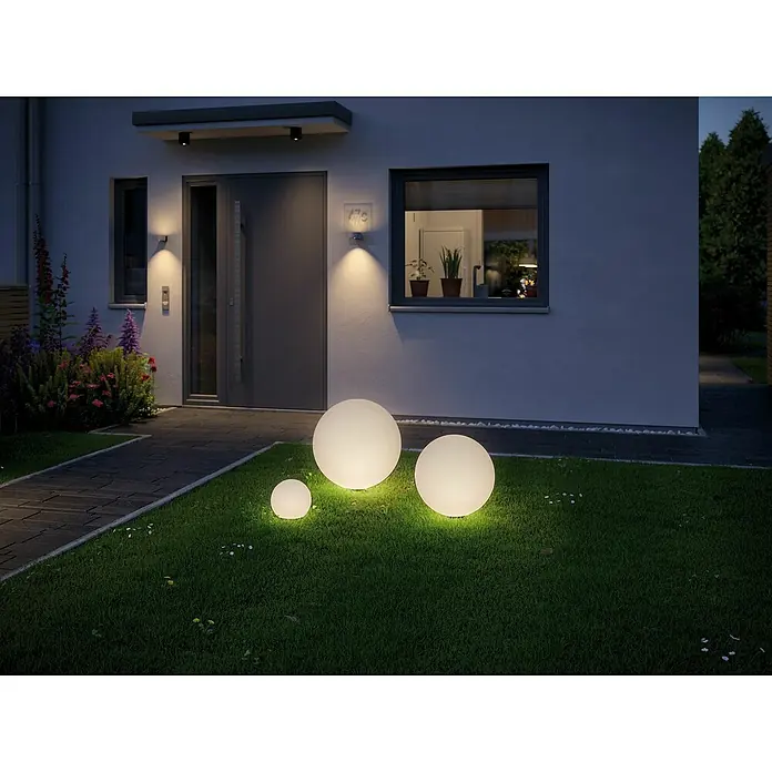 Paulmann Plug & Shine LED-Außenleuchte - Durchmesser: 40 cm, 1-fach, Warmweiß, IP67 - Drei beleuchtete Kugelleuchten im Garten vor einem Haus, die eine stimmungsvolle Atmosphäre schaffen.