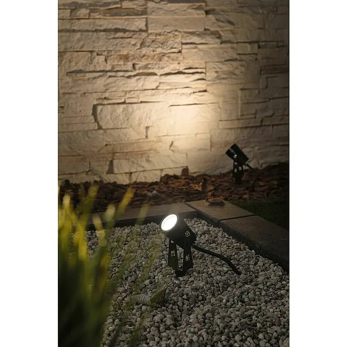 Paulmann Plug & Shine LED-Gartenspot - Erdspieß, Höhe: 26 cm - Diese Aufnahme zeigt stilvolle Gartenleuchten, die eine Fassade effektvoll beleuchten und eine angenehme Atmosphäre im Außenbereich schaffen.