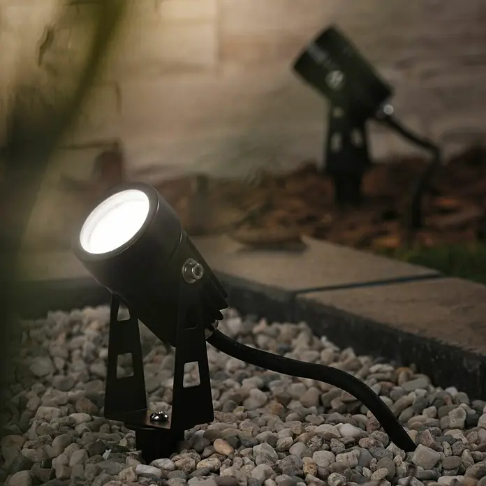 Paulmann Plug & Shine LED-Gartenspot - Erdspieß, Höhe: 26 cm - Nahaufnahme von zwei schwarzen Gartenstrahlern, die eine subtile und elegante Beleuchtung im Gartenbereich erzeugen.