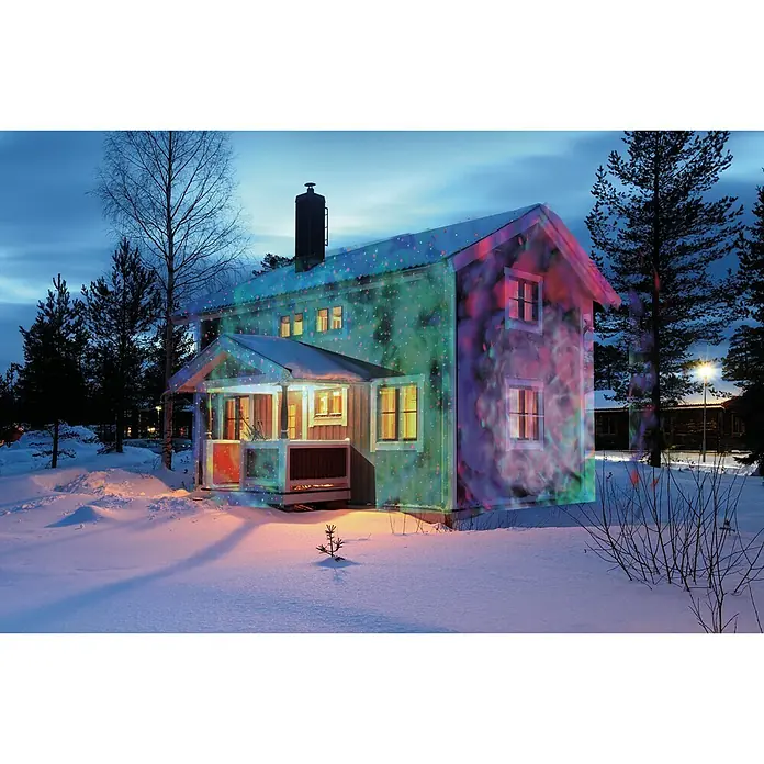 LED-Dekoleuchte - Schwarz, Lichtfarbe: Mehrfarbig, IP44 - Ein Haus im Schnee ist mit bunten Lichtern geschmückt, die eine festliche und magische Atmosphäre erzeugen. Die Lichter tanzen auf den Wänden.