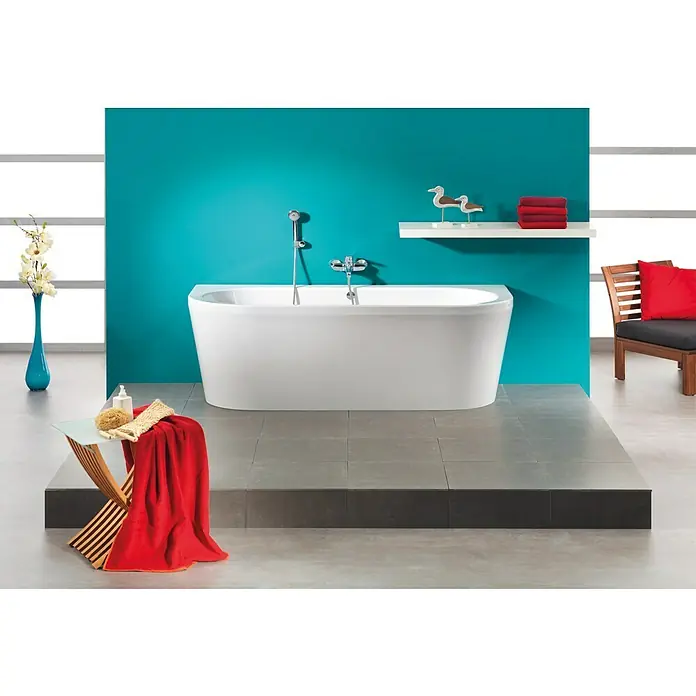 Ottofond Badewanne Siesta - 180 x 79 cm, Sanitäracryl, Weiß - Eine moderne Badewanne mit Armaturen vor einer türkisfarbenen Wand, neben einem Beistelltisch mit Handtuch und Badutensilien.