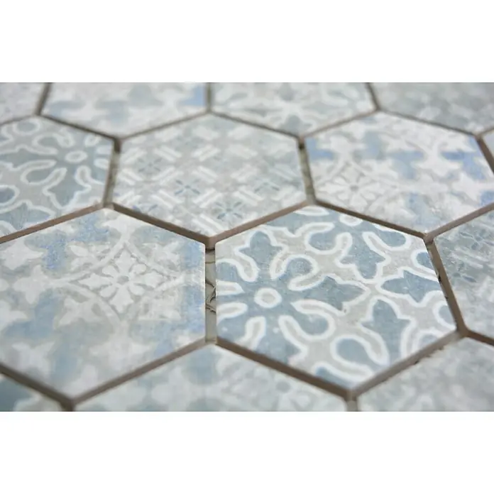 Mosaikfliese Hexagon HX CURIO A - 32,5 x 28,1 cm, Blau, Matt - Nahaufnahme von dekorativen, sechseckigen Fliesen in einem beruhigenden Blau- und Grauton, ideal für stilvolle Akzente in jedem Raum.