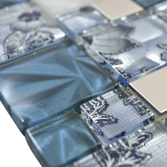 Mosaikfliese Crystal Mix XCM NIKO60 - 30 x 30 cm, Blau/Grau, Glänzend - Nahaufnahme einer Glasmosaikfliese in Blau- und Weißtönen mit floralen Mustern und reflektierenden Oberflächen für stilvolle Wandgestaltung.