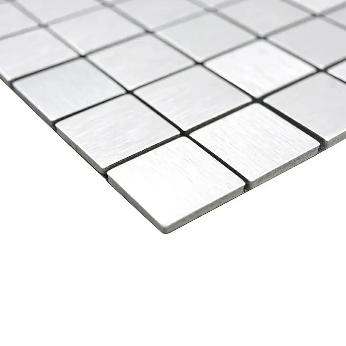 Selbstklebemosaik SAM 4AL7S - 29 x 29 cm, Silber, Matt - Nahaufnahme einer silbernen Metallmosaikfliese. Ideal für moderne Inneneinrichtungen, robust und stilvoll.