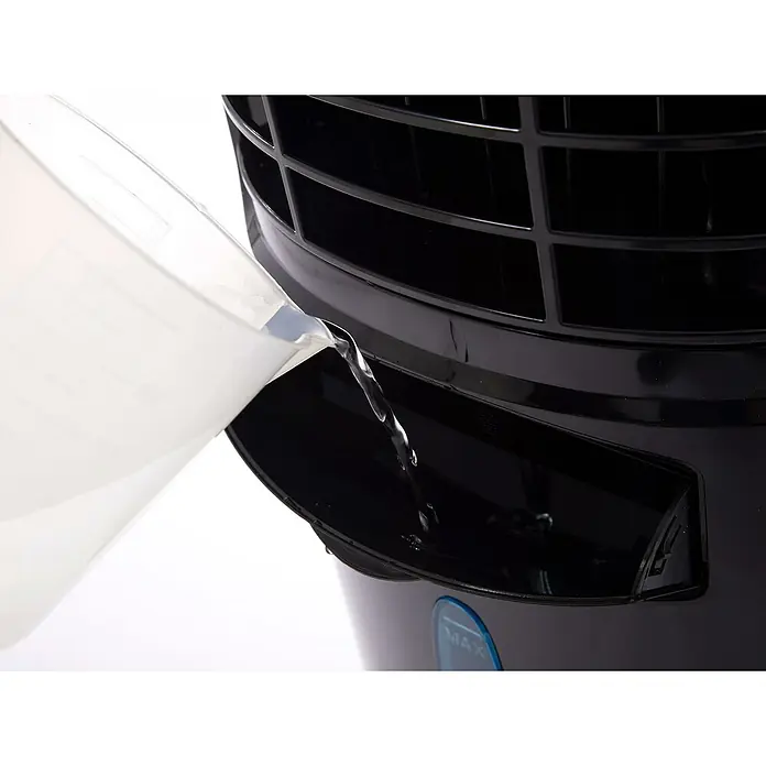 Purline Rafy Climatizador evaporativo 125 - Blanco, Altura: 124 cm, 200 W - Se está llenando un enfriador evaporativo con agua. El agua se vierte de una jarra blanca en el tanque de la unidad.