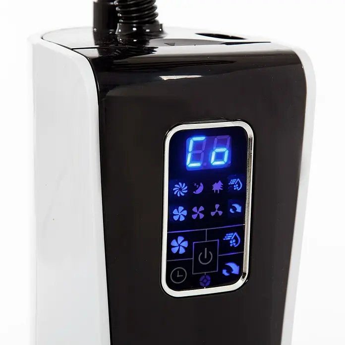Purline Misty Ventilador de pie 2 - Blanco, Altura: 130 cm - Primer plano del panel de control de un humidificador con pantalla digital y varios iconos de función.