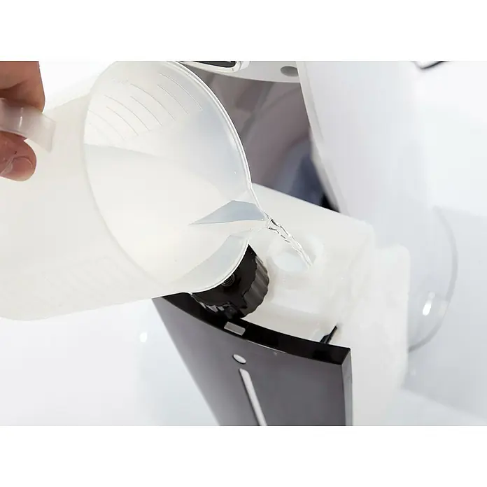 Purline Misty Ventilador de pie 2 - Blanco, Altura: 130 cm - Vertido de líquido en el depósito de un dispositivo de limpieza. Se utiliza un vaso medidor para verter el líquido.