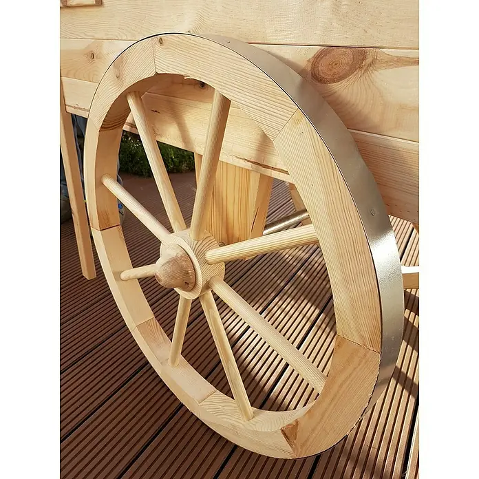 Promadino Dekoartikel Marktwagen mit Dach - L x B x H: 82 x 173 x 184 cm, Natur, Holz - Nahaufnahme eines rustikalen Holzrads mit Metallband, Teil eines Wagens, der auf einer hölzernen Terrasse steht.