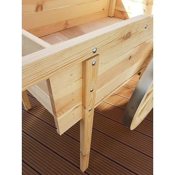 Promadino Dekoartikel Marktwagen mit Dach - L x B x H: 82 x 173 x 184 cm, Natur, Holz - Nahaufnahme eines hölzernen Pflanzkastens auf einer Terrasse, der die Struktur und die Details der Holzbearbeitung hervorhebt.