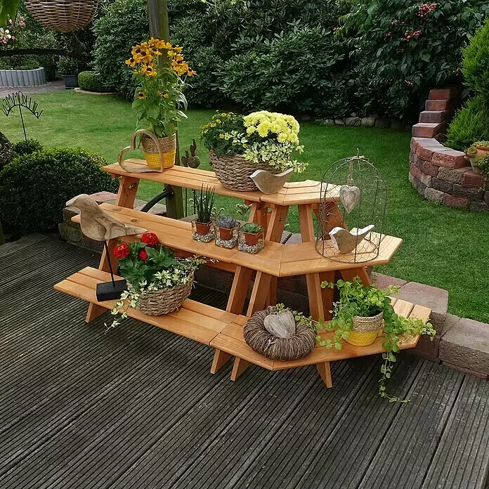 Promadino Blumentreppe mit Eckelement - 59 x 137 x 62 cm, Kiefer, Braun - Helles, mehrstufiges Pflanzenregal aus Holz zur Präsentation von Topfpflanzen auf einer Terrasse.