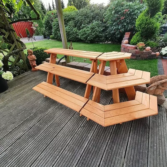 Promadino Blumentreppe mit Eckelement - 59 x 137 x 62 cm, Kiefer, Braun - L-förmige hellbraune Holzsitzgruppe mit integrierten Bänken auf einer Terrasse, ideal für Garten oder Veranda.