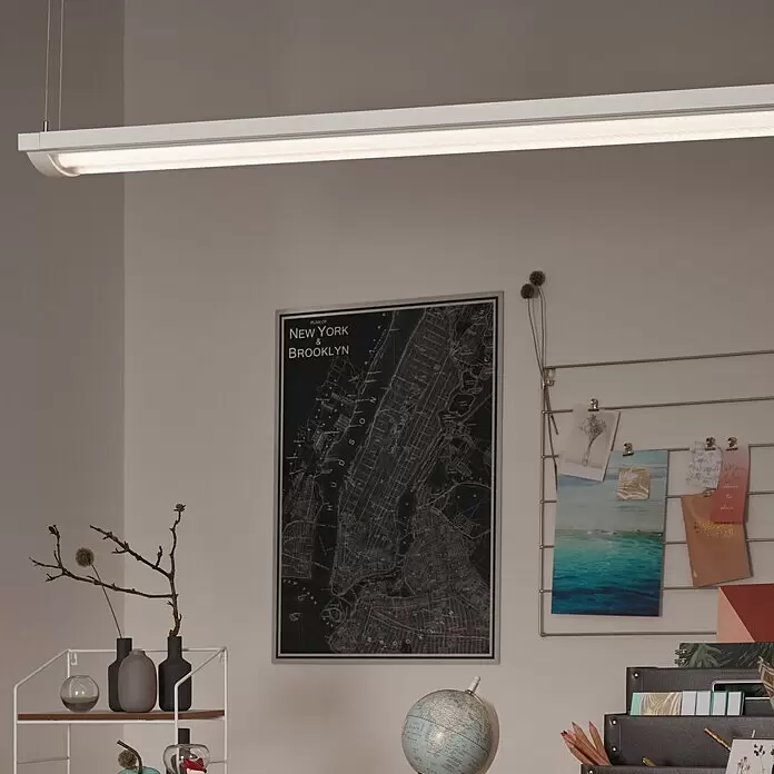 Ledvance Plafón LED Office Line - 25 W, L x An x Al: 59,5 x 13,4 x 4,6 cm, Blanco - Lámpara colgante lineal blanca iluminando un espacio de trabajo moderno.