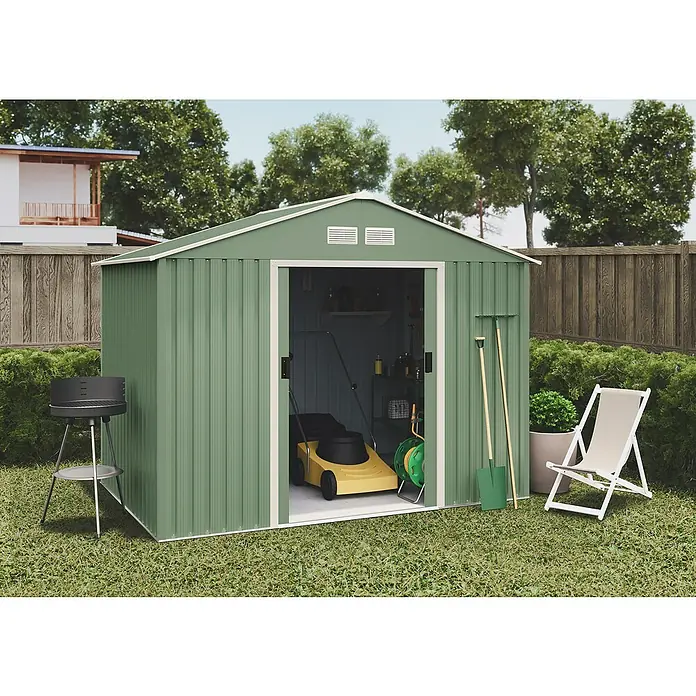 Hoggar Gerätehaus Köppen Plus - Außenmaß inkl. Dachüberstand (B x T): 261 x 301 cm, Grün, Stahl, Grundfläche: 7,86 m² - Außenaufnahme eines grünen Metall-Gartenschuppens mit geöffneten Türen, in dem ein Rasenmäher und Gartengeräte aufbewahrt werden.