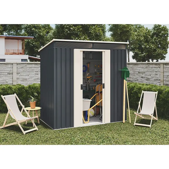 Hoggar Gerätehaus Hofn - Außenmaß inkl. Dachüberstand (B x T): 195 x 121 cm, Anthrazitgrau, Stahl, Grundfläche: 2,3 m² - Geräumiges Gartenhaus aus Metall mit geöffneter Tür, umgeben von zwei Liegestühlen und üppigem Grün im Garten.