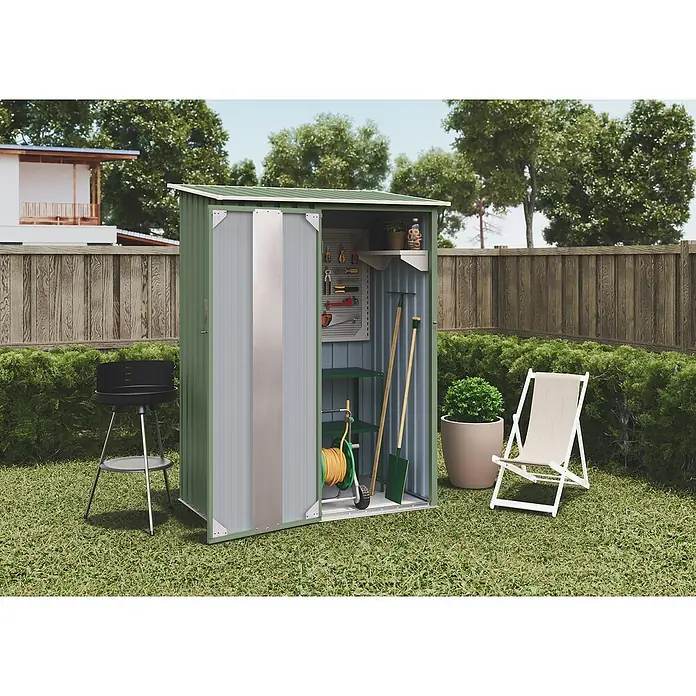 Hoggar Geräteschrank Litt - Außenmaß inkl. Dachüberstand (B x T): 142 x 93 cm, Grün, Aluminium, 1,32 m² - Eine grüne und graue Gartengeräteschrank mit geöffneter Tür, die Gartengeräte zeigt, steht auf einem Rasen im Freien.