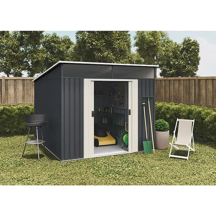 Hoggar Gerätehaus Slevik - Außenmaß inkl. Dachüberstand (B x T): 238 x 279 cm, Anthrazitgrau, Stahl, Grundfläche: 6,6 m² - Eine moderne, anthrazitfarbene Gartenschuppen mit geöffneten Schiebetüren, Grill, Stuhl und Gartengeräten im Garten.