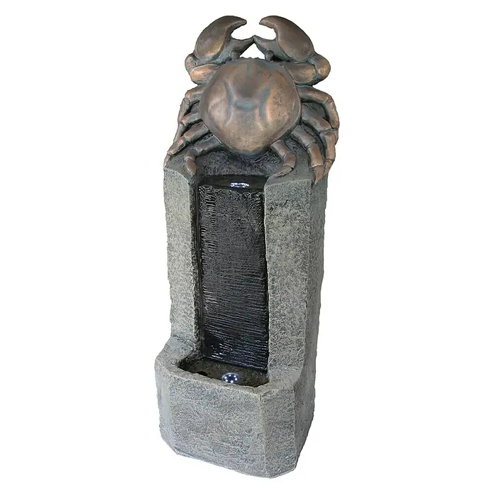 Silex Gartenbrunnen Krebs - 32 x 25,5 x 82 cm, Kunststoff - Die Brunnen-Gartenfigur zeigt einen bronzefarbenen Krebs auf einem grauen Steinsockel, der einen Wasserfall speit und für eine entspannende Atmosphäre sorgt.