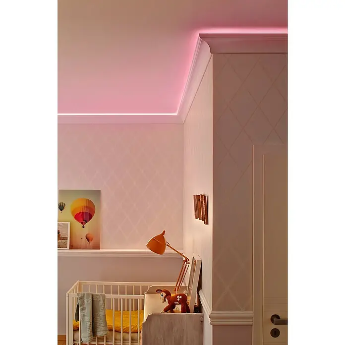 Ledvance LED-Band Outdoor Neon Flex - Länge: 5 m, Lichtfarbe: Warmweiß, 28 W, 1.700 lm - Ein Kinderzimmer mit LED-Beleuchtung an der Decke, einem Kinderbett und einer orangefarbenen Lampe. Die pinke Deckenleuchte sorgt für Ambiente.