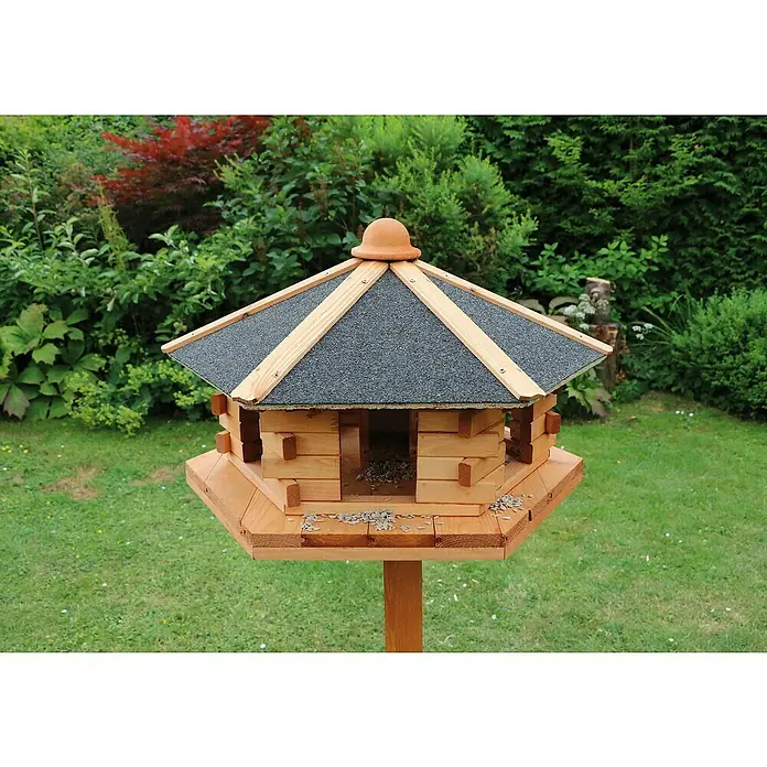 Promadino Vogelhaus Fehmarn - Holz, Hellbraun, Ausstattung: Ohne Vogelhausständer, Mit Silo - Ein hölzernes Vogelhaus mit einem sechseckigen Dach und einer Kuppel auf einem grünen Rasen.