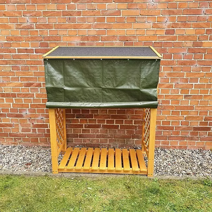 Promadino Kaminholzregal Speyer mit Wetterschutz - 120 x 68 x 148 cm, Honigbraun - Brennholzregal aus Naturholz mit dunkelgrüner Plane und Lattenboden, im Freien stehend.