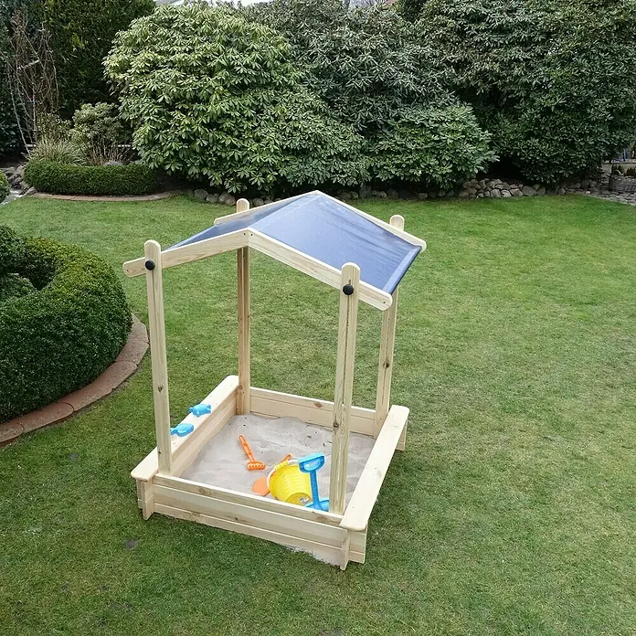 Promadino Sandkasten Peter100 x 99,5 x 13 cm, Kiefer, Höhenverstellbares Dach - Überdachter Sandkasten aus Holz mit Spielzeug auf einem Rasen. Ideal für Kinder zum Spielen im Garten.